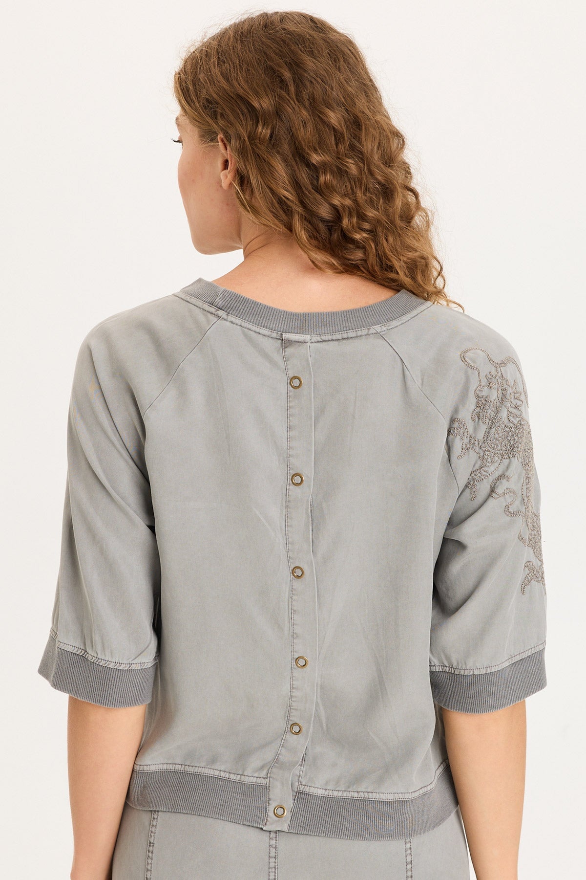 Linton Embroidered Twill/Rib Elongaed Raglan Short Sleeves Snap-Up Back Top Magnetic Grey Pigment - XCVI