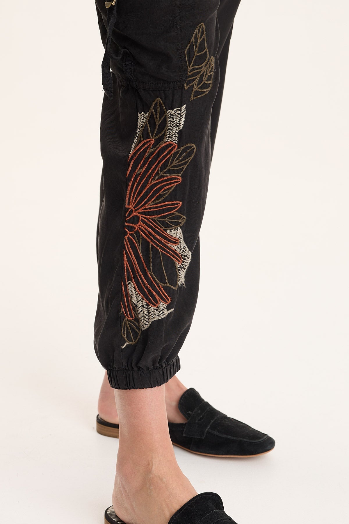 Embroidered Darri Twill Jogger Pant Black - XCVI