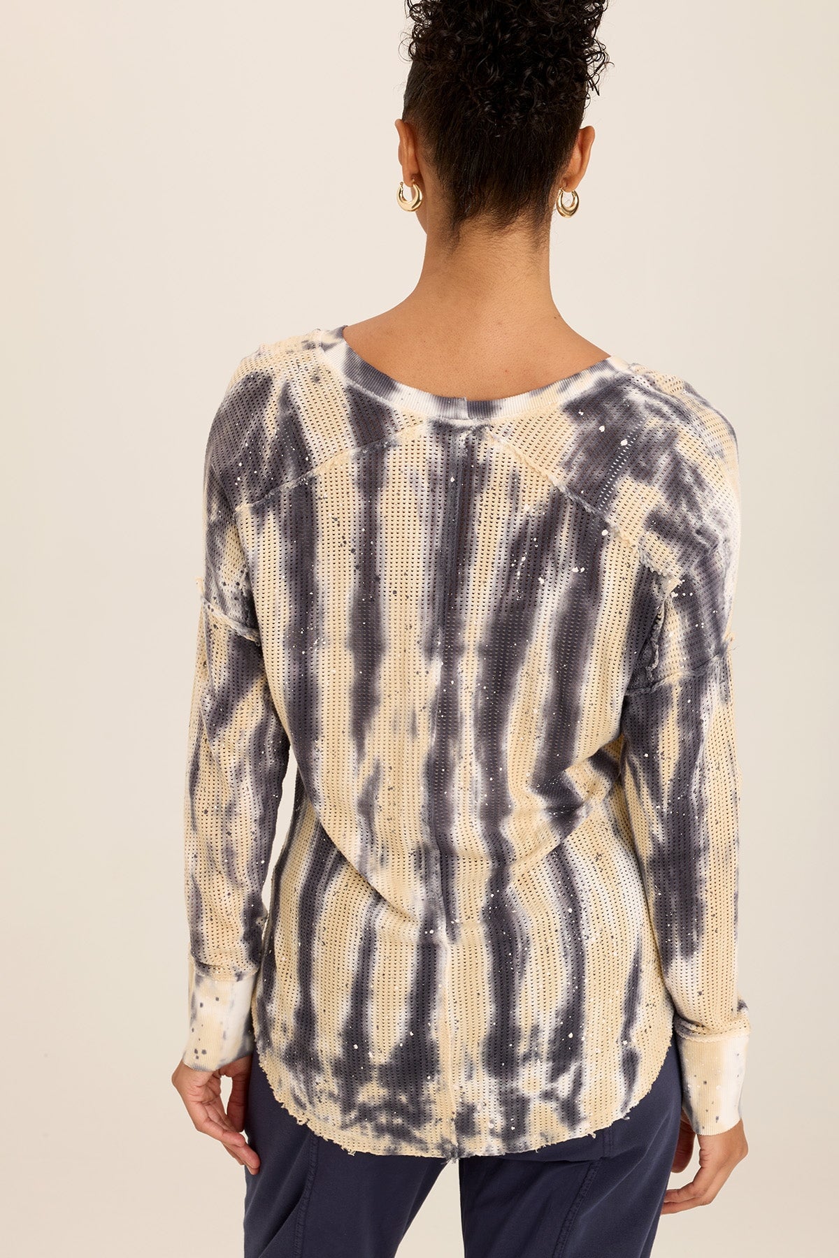 Wearables Bullock Mesh V-Neck Pullover with rib detail and drop shoulder in Blue Flecked Wash - XCVI