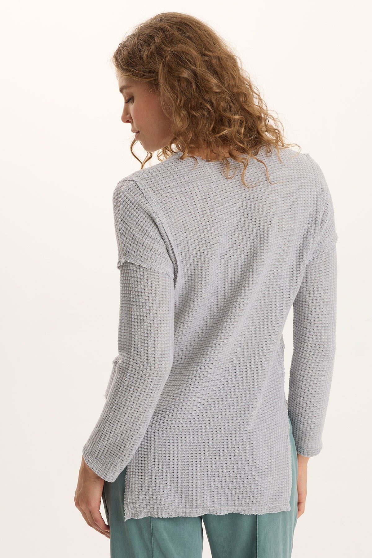 Arnie Thermal Asymmetrical Hem V-Neck Long-Sleeve Top Soft Pebble Pigment - XCVI