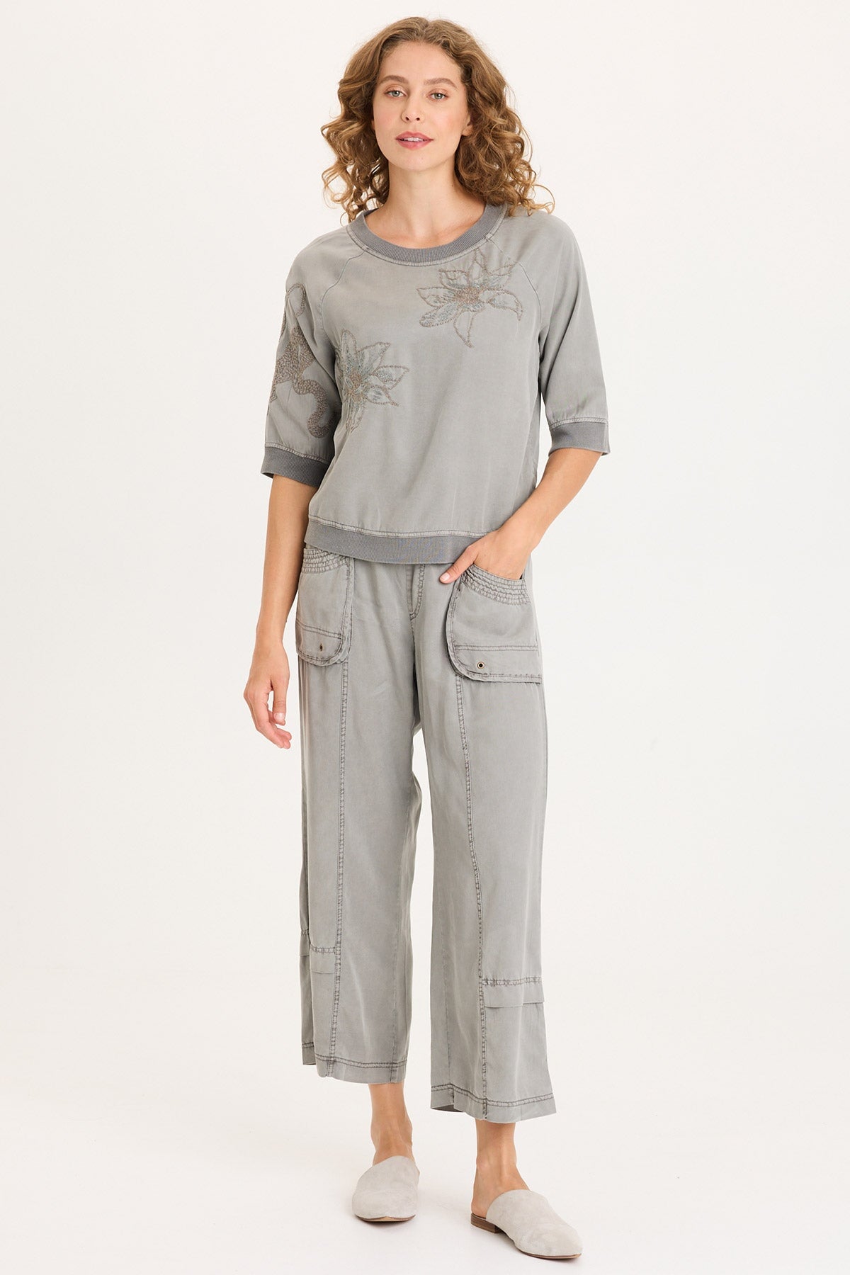 Linton Embroidered Twill/Rib Elongaed Raglan Short Sleeves Snap-Up Back Top Magnetic Grey Pigment - XCVI