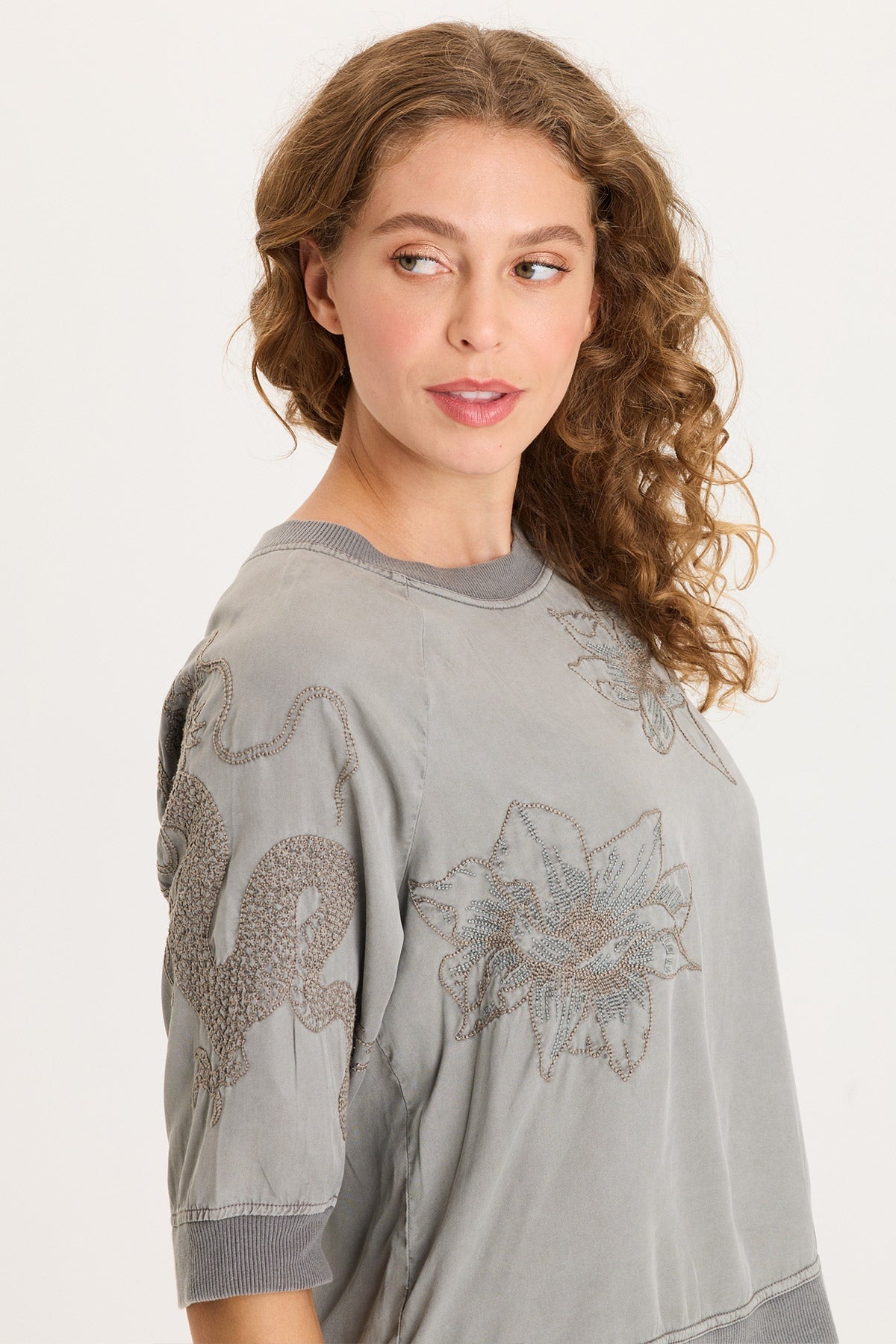 Linton Embroidered Twill/Rib Elongaed Raglan Short Sleeves Snap-Up Back Top Magnetic Grey Pigment - XCVI