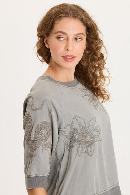 Linton Embroidered Twill/Rib Elongaed Raglan Short Sleeves Snap-Up Back Top Magnetic Grey Pigment - XCVI