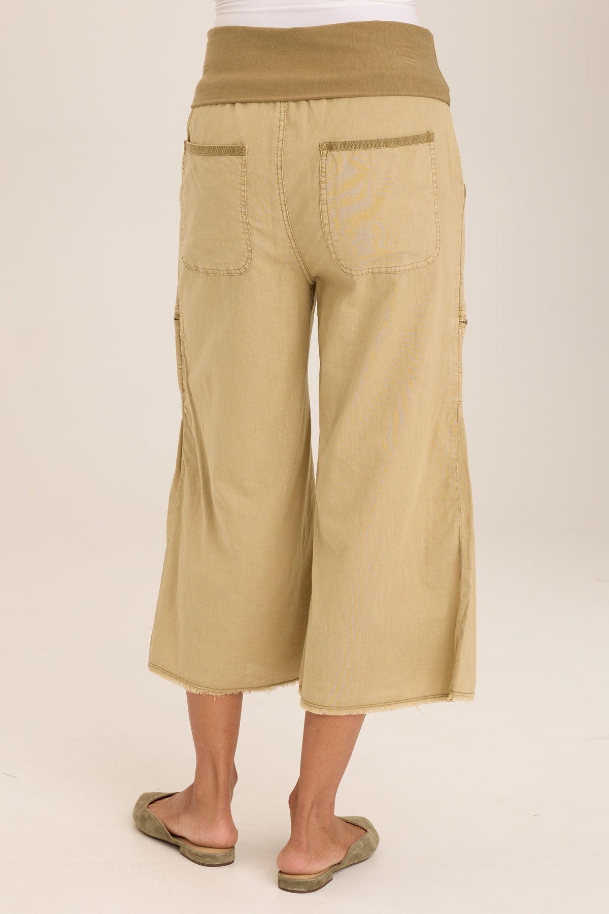 Wearables Pasqual Cotton Linen Flowy Cargo Crop with foldover jersey waist and distressed hem in Beige Linwood Sands Pigment - XCVI