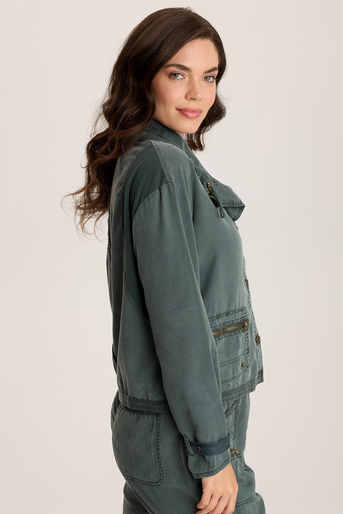 Oziel Utility Twill Jacket – With Flap Pockets & Drawstring Detail Silken Pine Pigment - XCVI